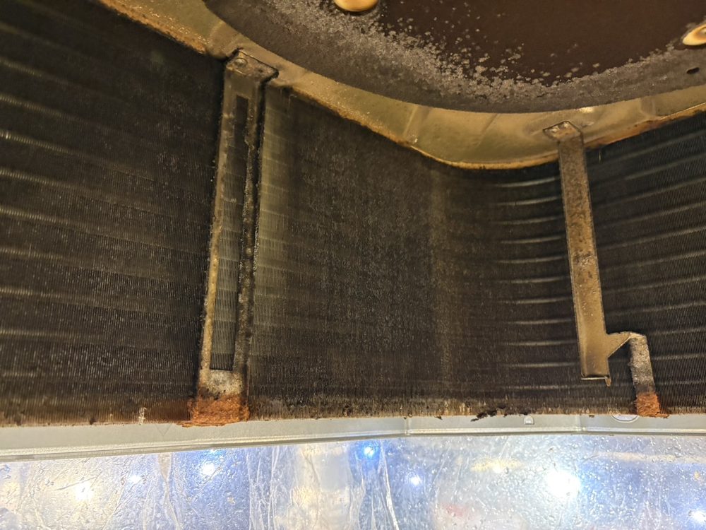洗浄前の天井埋込エアコンの熱交換器。黒く汚れている